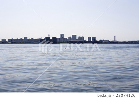 兵庫県神戸市中央区の神戸ハーバーランドから見えるポートアイランド 22074126