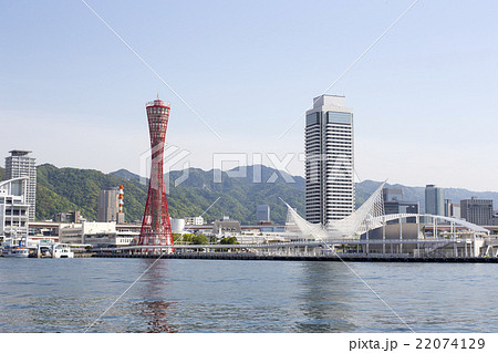 兵庫県神戸市中央区の神戸ハーバーランドから見た神戸ポートタワー 22074129