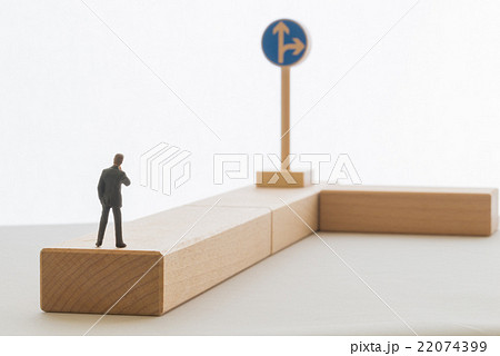 分岐点に立つビジネスマン 22074399