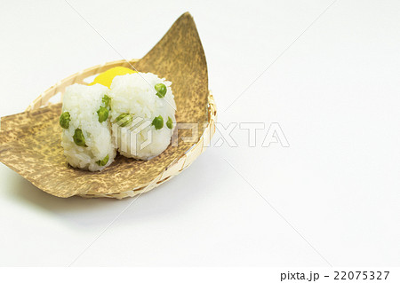 食事　豆ご飯のおにぎり　竹皮に包んで 22075327