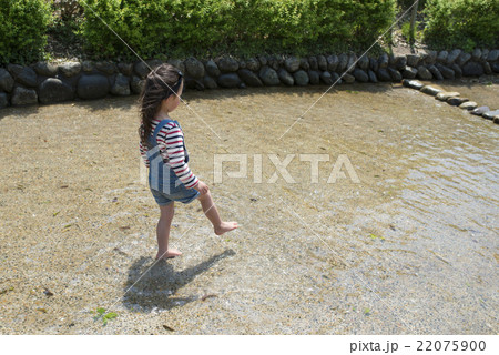 水遊びをする女の子 22075900