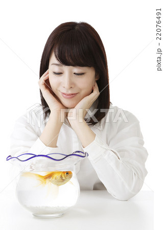 金魚と女性 金魚と女性 22076491