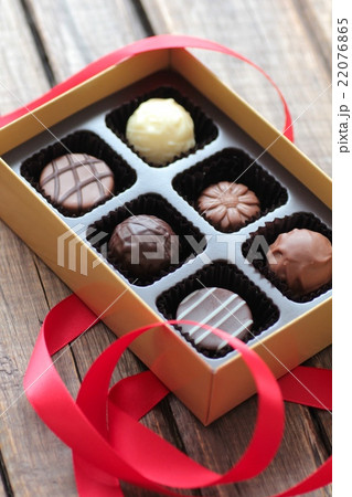 箱に入っているチョコレートトリュフと赤いリボン　チョコレートギフト 22076865