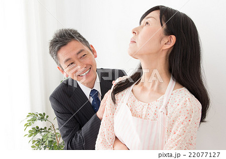 怒る妻と謝る夫 22077127