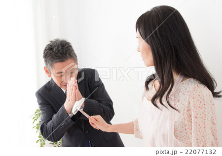 怒る妻と謝る夫 22077132