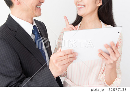 タブレットを見る夫婦 22077133