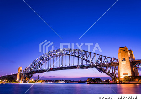 オーストラリア　シドニーのハーバーブリッジ　夕景 22079352
