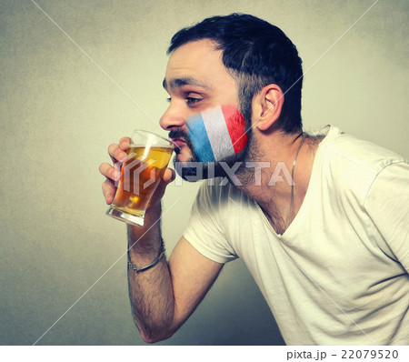 funny bearded sport fan drinking beer 22079520