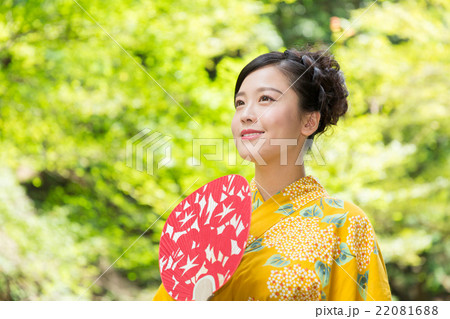 浴衣を着た女性 22081688