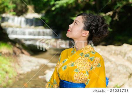 浴衣を着た女性 浴衣を着た女性 22081733