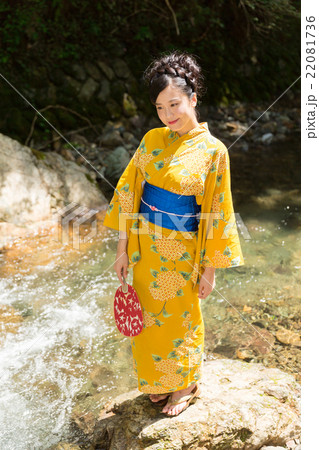 浴衣を着た女性 全身 浴衣を着た女性 全身 22081736