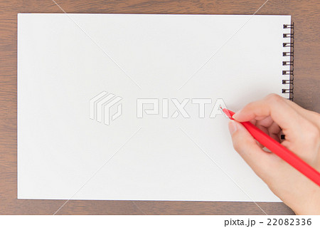 白紙に書く女性 22082336