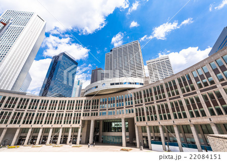 新宿　都議会議事堂と都民広場 22084151