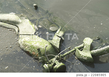 不法投棄されたオートバイ 22085905