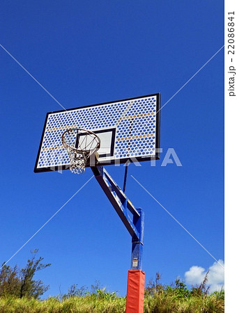 青空とバスケットゴールの写真素材