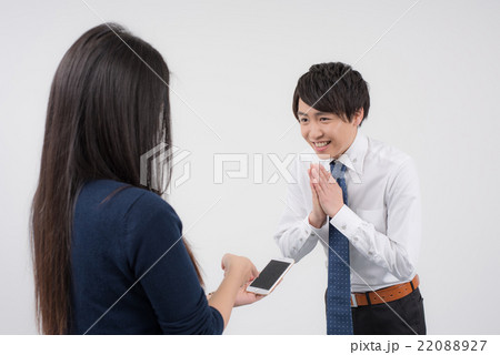 女性に謝る若いビジネスマン 女性に謝る若いビジネスマン 22088927