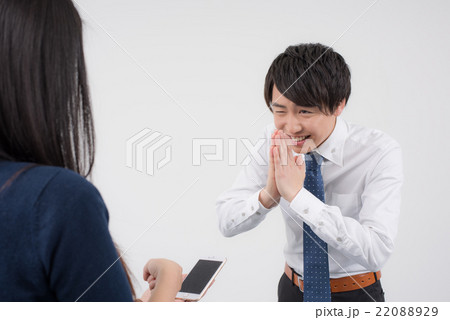 女性に謝る若いビジネスマン 22088929