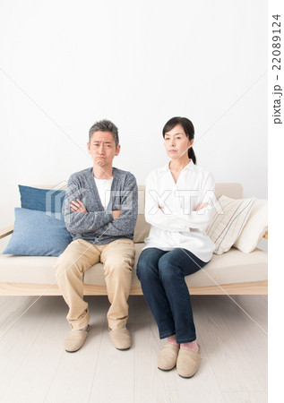 悩む夫婦 悩む夫婦 22089124