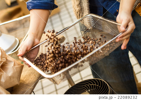 コーヒー豆の焙煎中 22089232