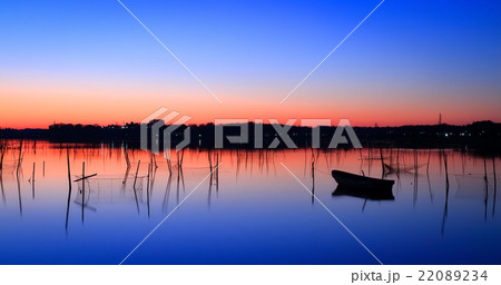 沼の朝焼け 22089234