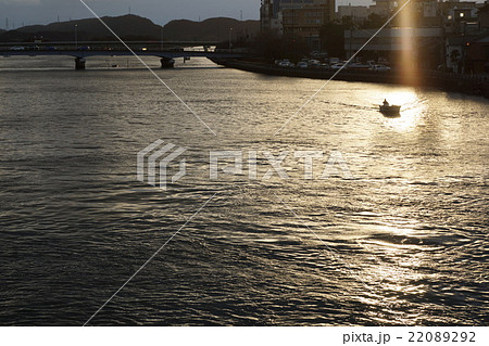夜明けの出漁 一隻のボート の写真素材 22089292 Pixta