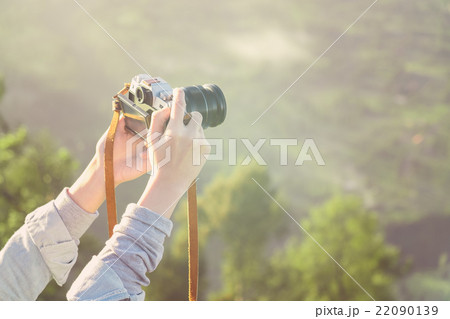 woman hand's holding 22090139