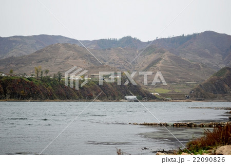 北朝鮮・水豊ダム下流の山肌 22090826