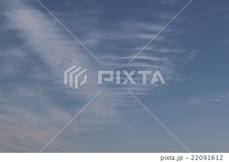 飛行機雲とシマシマ雲の写真素材 [22091612] - PIXTA