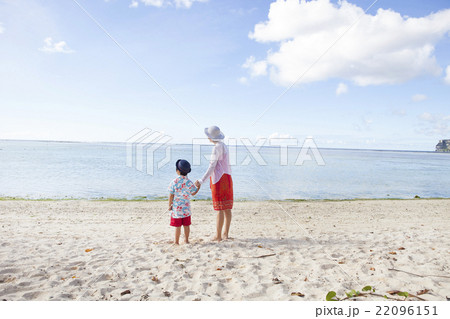 南国の風景と女性 22096151