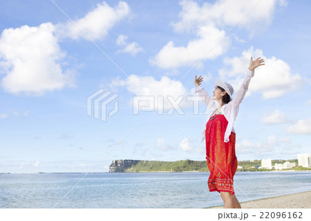 南国の風景と女性 22096162