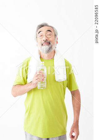水分補給するシニア男性 22096585