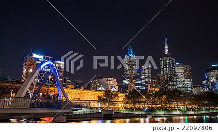 メルボルンのダウンタウンビル群の夜景 22097806
