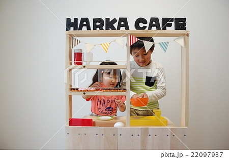 お店屋さんごっこで遊ぶ兄と妹 お店屋さんごっこで遊ぶ兄と妹 22097937