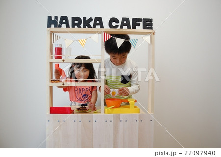 お店屋さんごっこで遊ぶ兄と妹 22097940