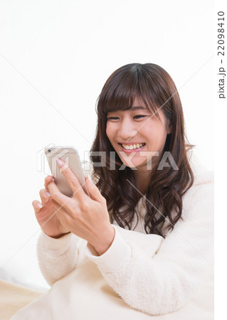 スマートフォンを操作する女性 スマートフォンを操作する女性 22098410