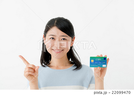 お財布とカードを持った女性 22099470