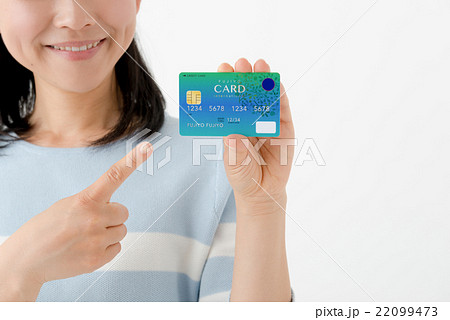 お財布とカードを持った女性 22099473