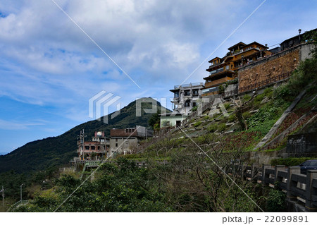 台湾　九份（きゅうふん）　九份老街の展望台を見上げる 22099891