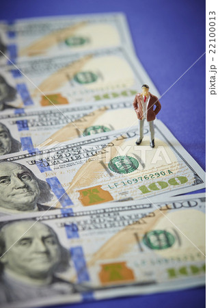 アメリカドル紙幣とミニチュア人形 22100013
