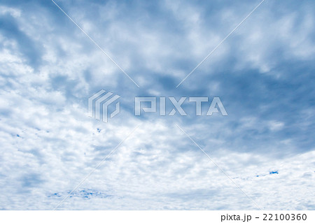 春の空　曇り空　曇天　背景素材　コピースペース　文字スペース　積雲　高積雲　イメージ 22100360