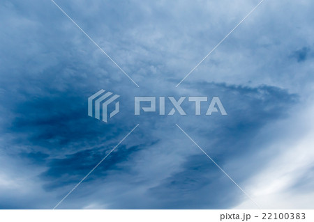 春の空　曇り空　曇天　背景素材　コピースペース　文字スペース　積雲　高積雲　イメージ 22100383