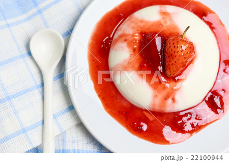 panna cotta Italian dessert 22100944