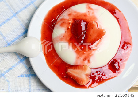 panna cotta Italian dessert 22100945