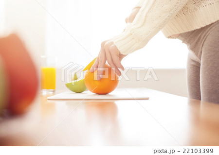 Pretty expectant mother prefers healthy eating 22103399