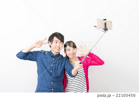 自撮りする男女 自撮りする男女 22103450