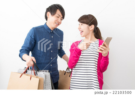 買い物をする男女 22103500
