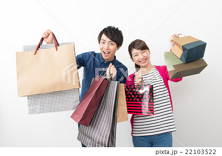 買い物をする男女 22103522