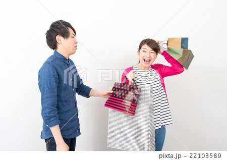 買い物をしすぎた男女 買い物をしすぎた男女 22103589