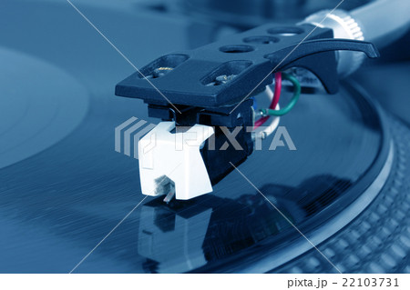 Dj needle on spinning turntable 22103731