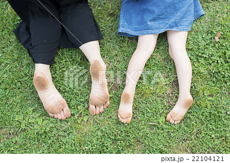 裸足の親子の足の写真素材